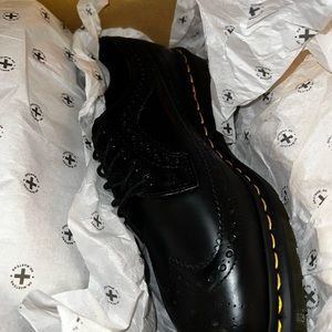 NWT DOC MARTEN YELLOW STITCH SMOOTH LEATHER BROGUE SHOES